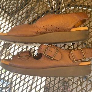 SAS Tripad Comfort Walking Brown Pebbled Leather 3- Buckle sz. 9 Slingback